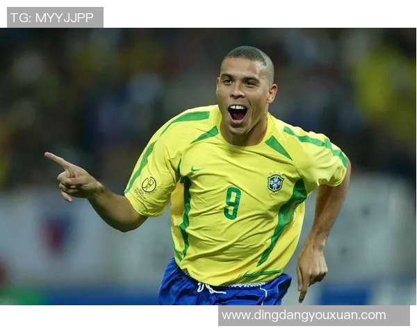 《足球传奇球星全景挂历展示不同时期的辉煌瞬间与传奇故事》